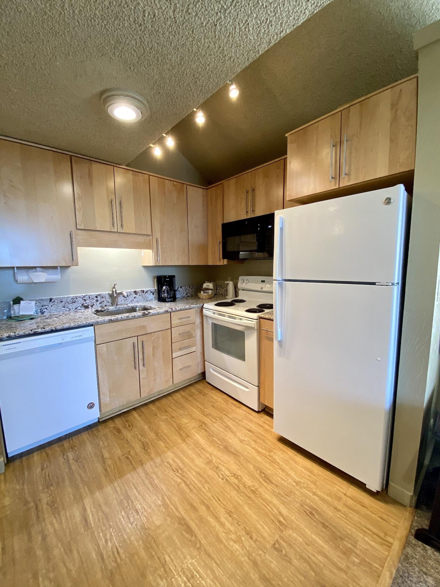 Lodge Tahoe Lakeshore & *